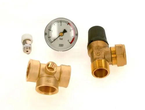 Sicherheitsventil von Bosch mit Druckmanometer, einem Anschlussstück und einer Regelung. Die Teile sind aus Messing und zeigen verschiedene Fittings zur Druckkontrolle.
